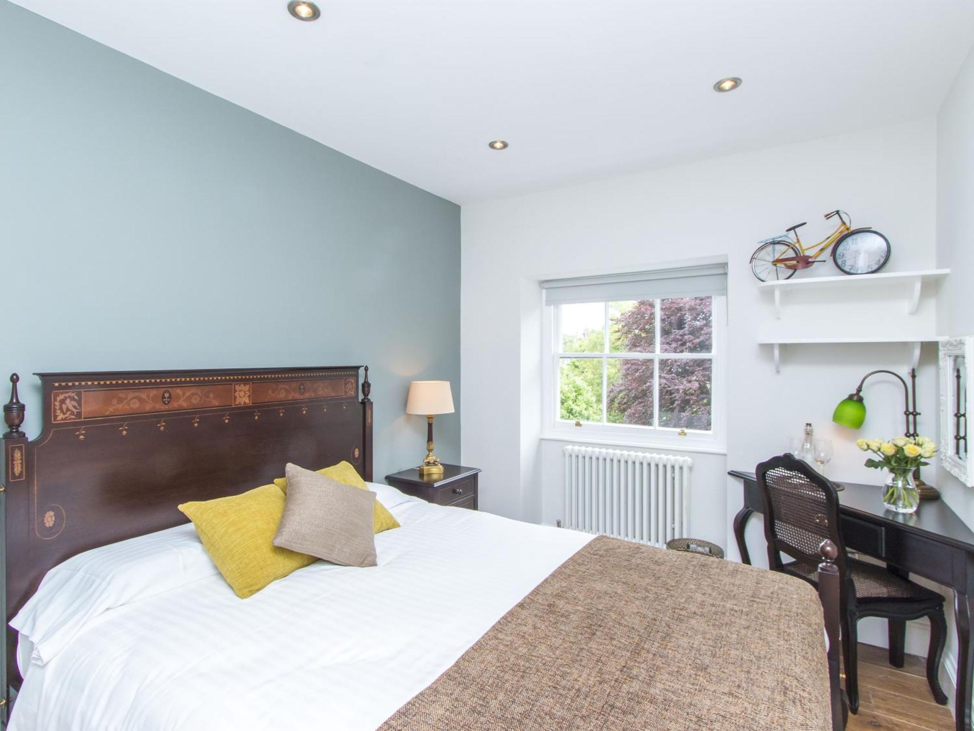 3 Berkeley Square Couette-café